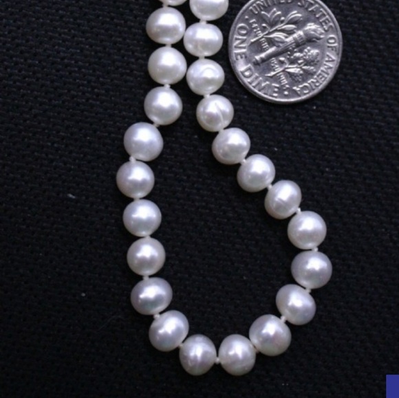Gorgeous Pearl Necklace - Picture 3 of 6